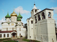 Суздаль. Звонница и Успенская трапезная церковь. Суздаль. Звонница и Успенская трапезная церковь.